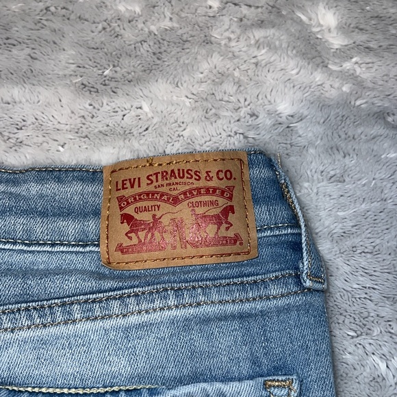 (27) Levi Lightwash Skinny Jeans - Picture 6 of 6